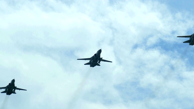 军用战斗机在空中攻击飞机视频素材