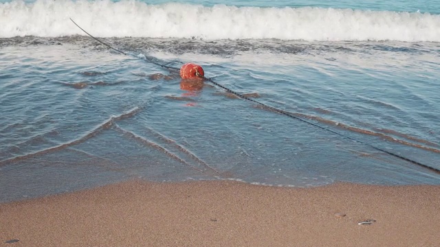 夏天的沙滩与迎面而来的海浪和红色浮标视频下载