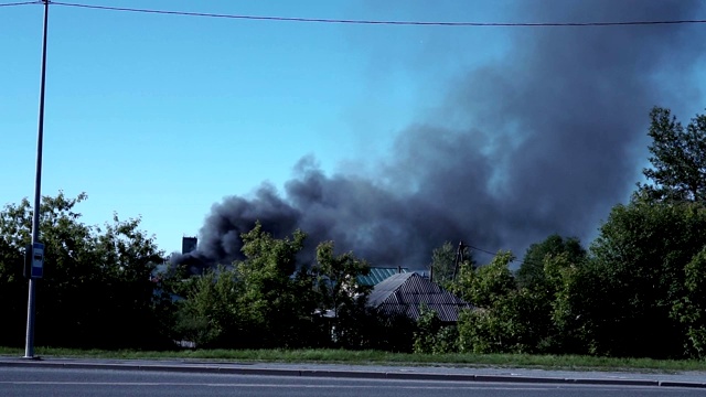 黑烟直冲云霄。城外失火了。视频素材