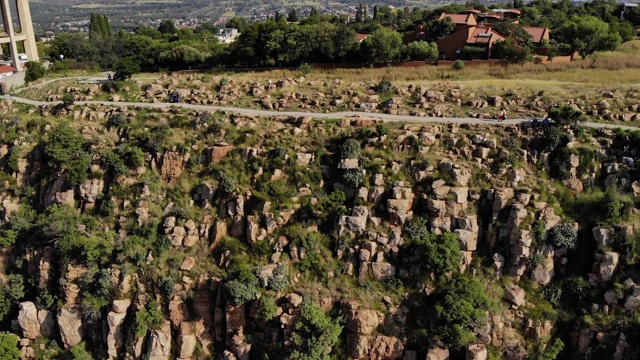 从诺斯克利夫山(Northcliff Hill)俯瞰约翰内斯堡绿树成荫的郊区视频素材