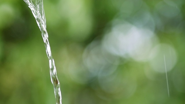 雨水落下，背景模糊视频素材