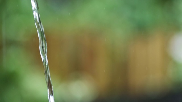 雨水落下，背景模糊视频素材