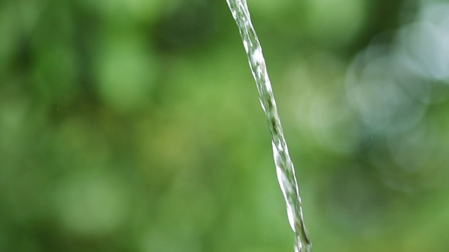 雨滴飘落，背景模糊视频素材