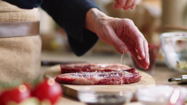 厨师在烹饪前将肉排腌制视频素材