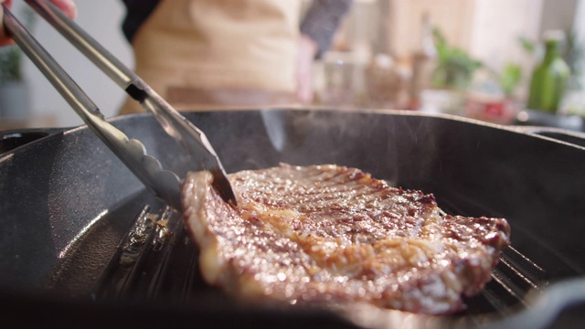 将肉排放在啤酒花烤盘上视频素材