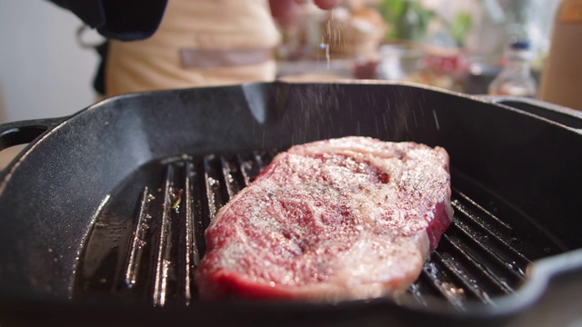 近距离观看咸肉牛排烤视频素材