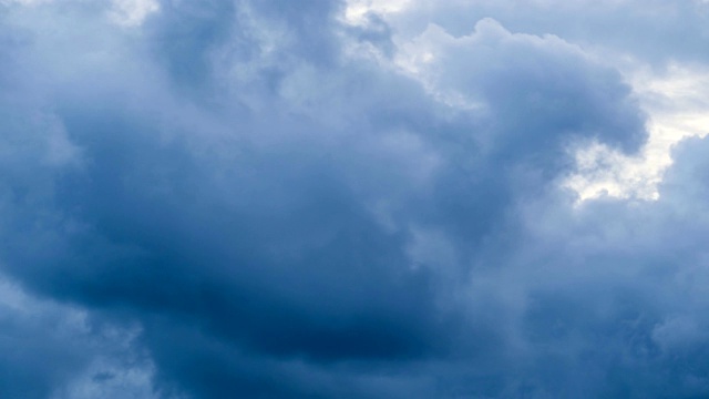 雷暴前的阴雨黑暗风暴云的时间流逝视图。穆迪，戏剧性的天空。天气和阴天概念视频素材