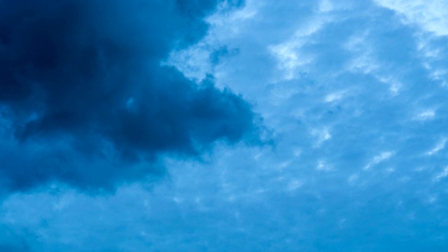 雷暴前的阴雨黑暗风暴云的时间流逝视图。穆迪，戏剧性的天空。天气和阴天概念视频素材