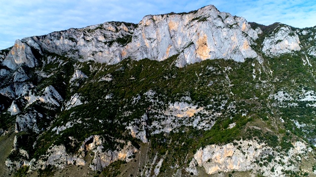 在夏季日出时，山顶。用无人机鸟瞰图的山峰在法国4K视频素材