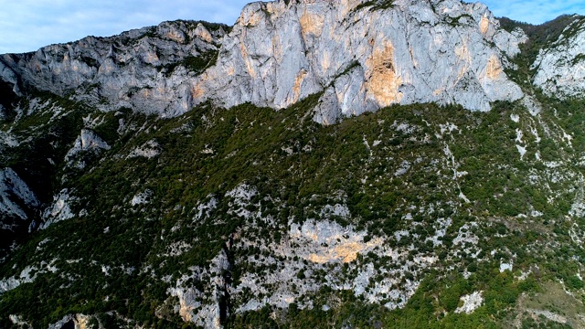 在夏季日出时，山顶。用无人机鸟瞰图的山峰在法国4K视频素材