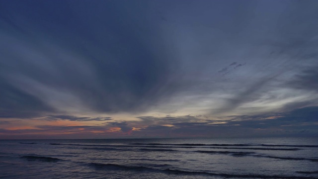 在一个阴天早上的海景。视频素材