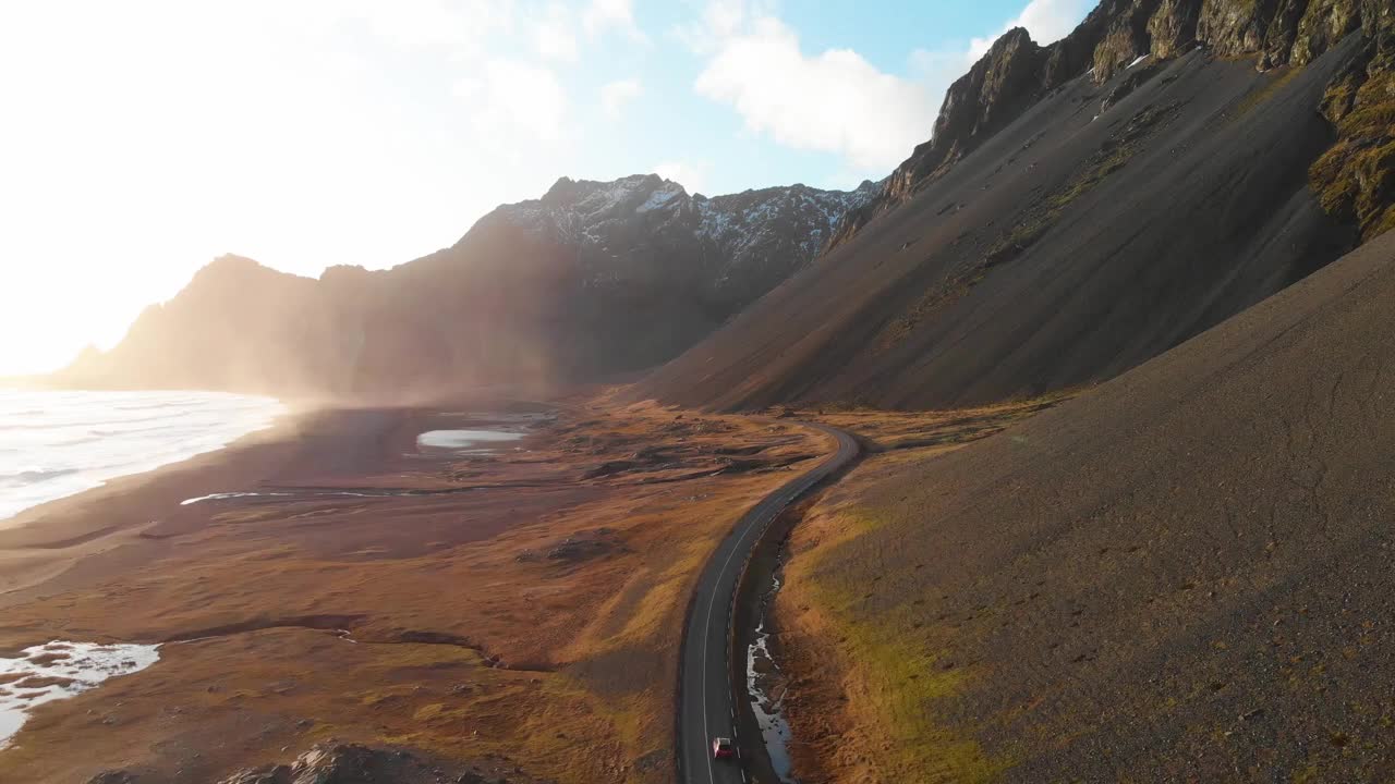 鸟瞰风景优美的冰岛环岛公路，一辆行驶的汽车视频素材