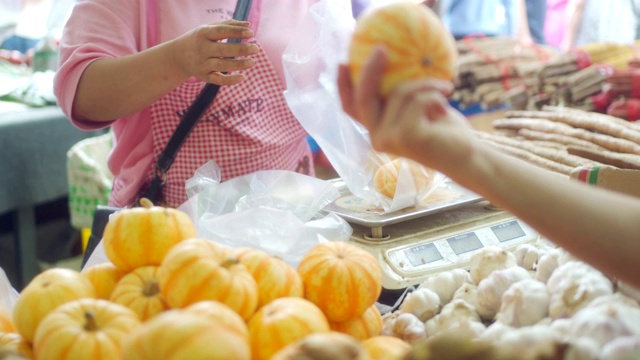 对食品市场的看法视频素材