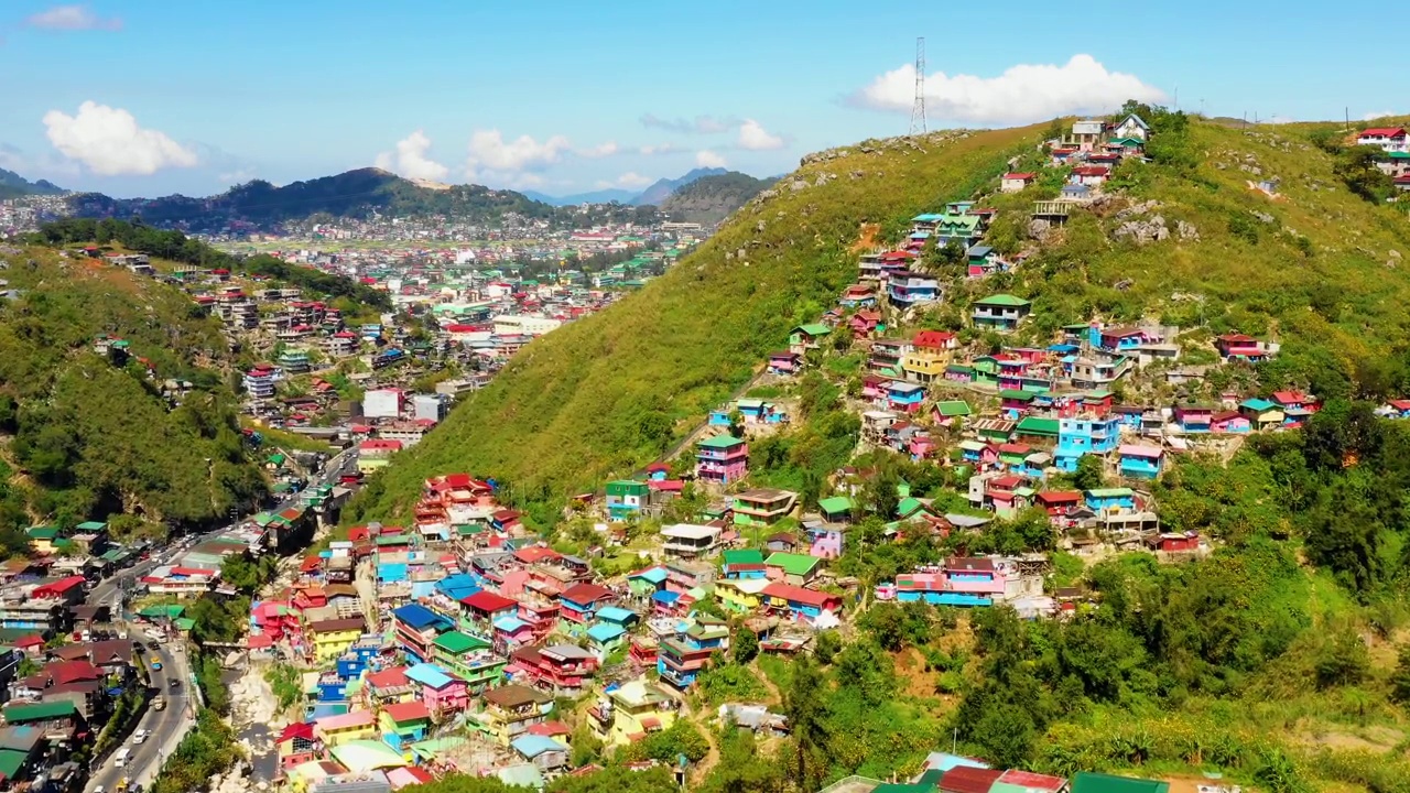 在菲律宾本盖的拉特立尼达，鸟瞰五颜六色的房屋。在令人惊叹的4K景观中，五颜六色的屋顶上的美丽景色视频素材