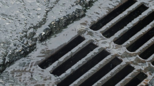 雨天下水道视频素材