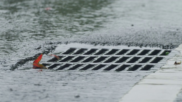 雨天下水道视频素材