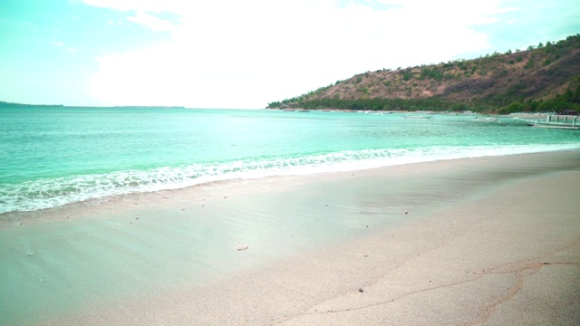 小波浪，柔软的海浪沙滩上打开视频，文本空间。白色沙滩，海浪在沙滩上视频素材