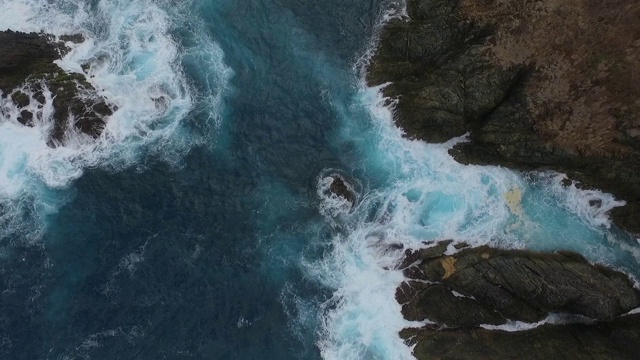 鸟瞰图海浪打破白色沙滩。海浪拍打着美丽的海滩。视频素材