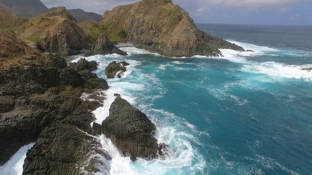 鸟瞰图海浪打破白色沙滩。海浪拍打着美丽的海滩。视频素材