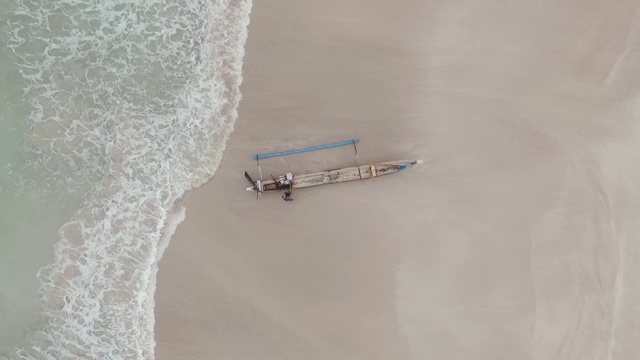 鸟瞰图海浪打破白色沙滩。海浪拍打着美丽的海滩。视频素材