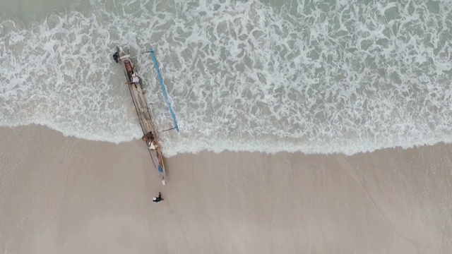 鸟瞰图海浪打破白色沙滩。海浪拍打着美丽的海滩。视频素材