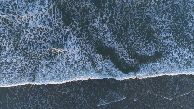 海浪拍打着海岸视频素材