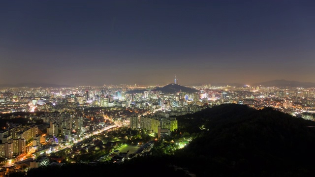 韩国首尔西大门监狱历史大厅和北首尔塔(地标建筑，旅游景点)周边城市建筑/西大门谷，韩国首尔视频素材