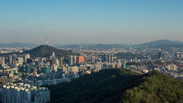 韩国首尔，钟宫，钟宫，北首尔塔(地标建筑，旅游景点)/钟宫周边的白天到夜晚的城市景观视频素材