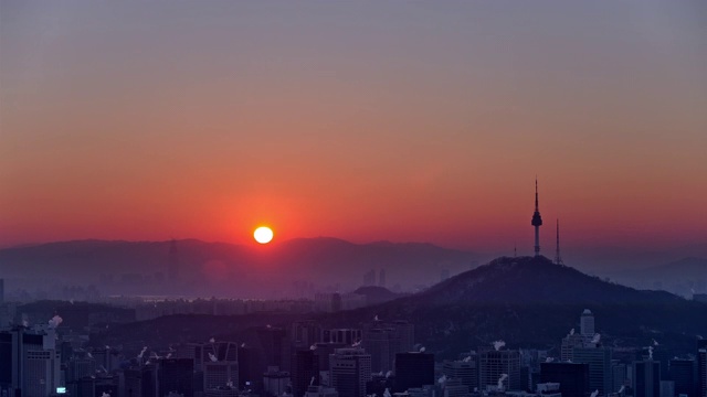 N首尔塔(标志性建筑，旅游景点)日出/中谷，首尔，韩国视频素材