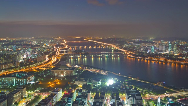 韩国首尔，麻浦区永登浦区，汉江夜景和Yeouido国会大厦视频素材