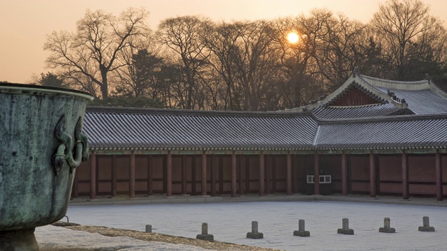 日出时的昌德宫/钟诺宫，韩国首尔视频素材