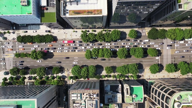 一架无人机在市中心被击中视频素材