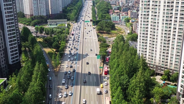 一架无人机在市中心被击中视频素材