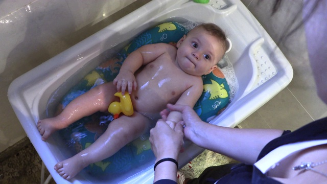 浴缸里的婴儿正在给婴儿洗澡视频素材