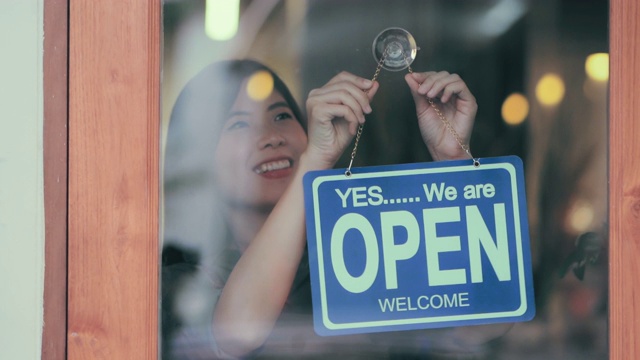 亚洲女性店主开店视频素材