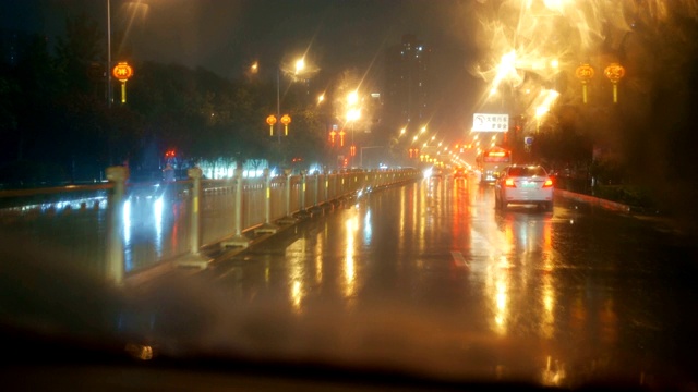 雨夜透过汽车挡风玻璃视频素材