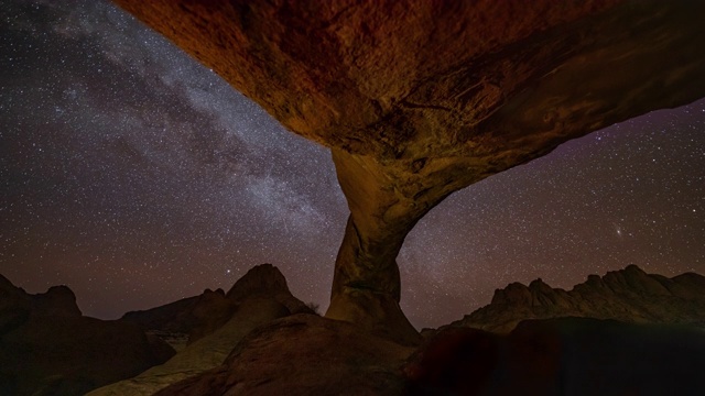 非洲纳米比亚沙漠岩石形成的星空，时间流逝视频素材