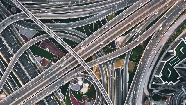 T/L PAN Top View of Road交叉口/迪拜，阿联酋视频素材