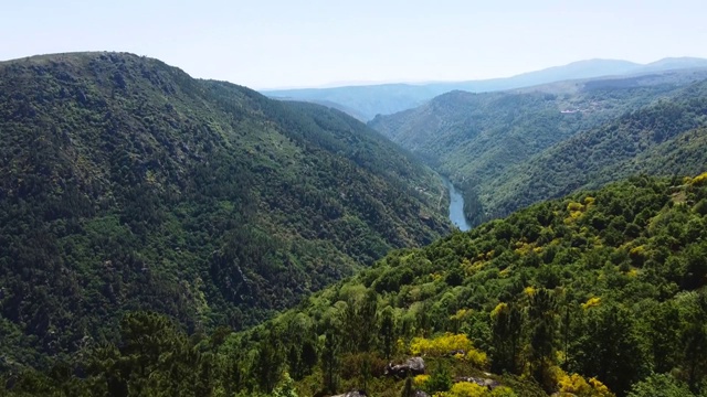 在Sil河峡谷的Ribeira Sacra的观点视频素材