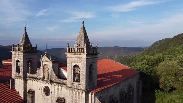 Ribeira Sacra的圣埃斯特沃修道院鸟瞰图视频素材