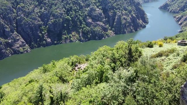 在Sil河峡谷的Ribeira Sacra的观点视频下载