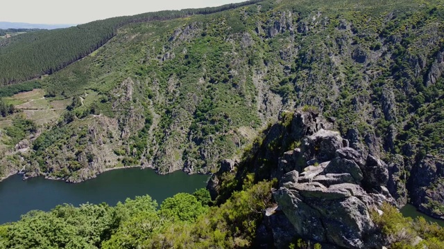 在Sil河峡谷的Ribeira Sacra的观点视频素材