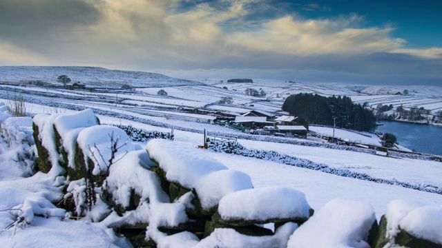 英国约克郡被雪覆盖的农场视频素材