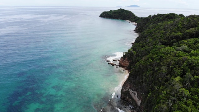 高角度观岛，靛蓝海，易于看到。泰国视频下载