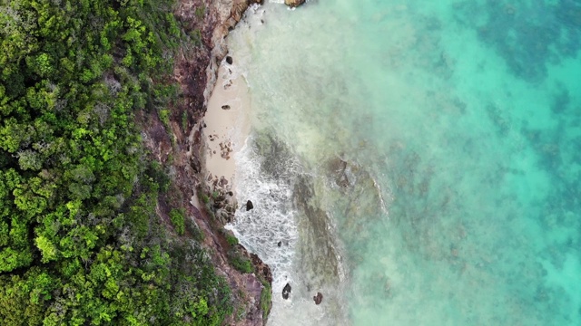 海面鸟瞰图，俯视图，令人惊叹的自然背景。水的颜色又美又亮。海泰国。视频下载