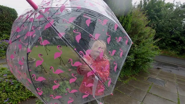 雨中行走的孩子视频素材