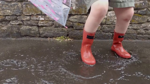 孩子在水坑里跳视频素材