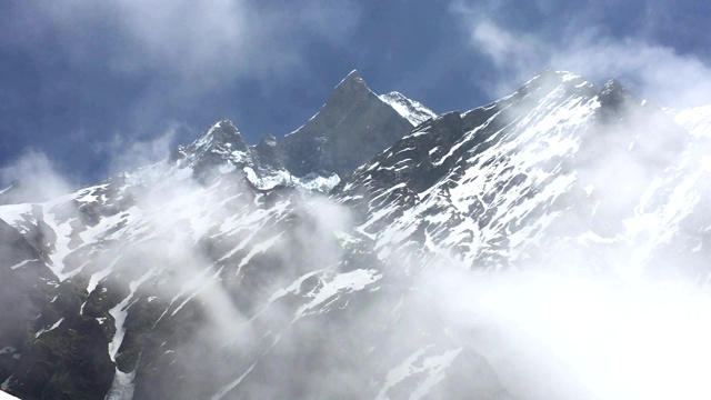 尼泊尔MBC拍摄的马彻普赫勒山(鱼尾山)和雾景。视频素材