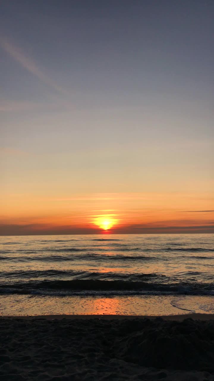 海滩上的日落视频素材