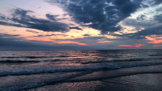 海滩上的日落视频素材